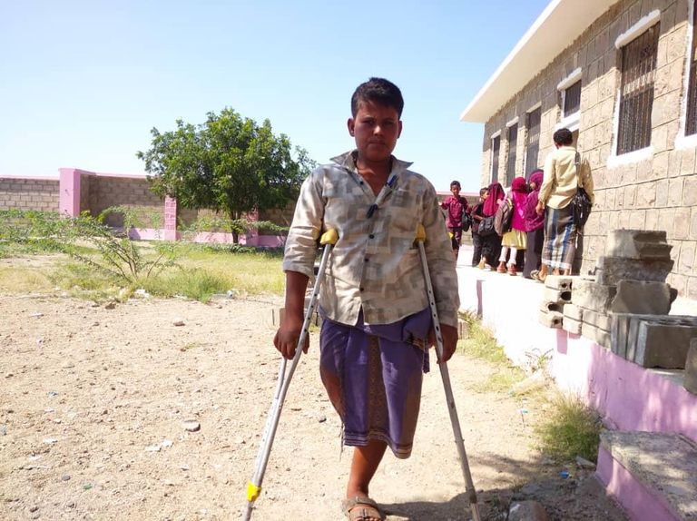 سيارة مدنية انفجر بها لغم حوثي قبل يومين