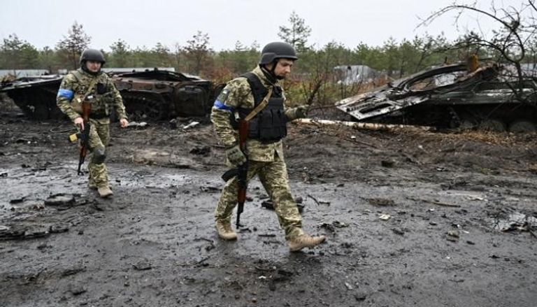 عناصر أوكرانية قرب حطام مدرعات روسية غرب كييف- أ.ف.ب