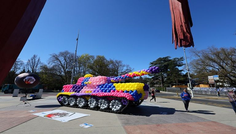  دبابة بالحجم الطبيعي أمام الأمم المتحدة لوقف الحرب بأوكرانيا