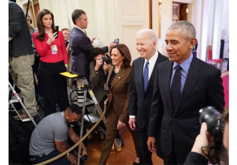 لحظة توقيع بايدن لتعديل قانون الرعاية الصحية