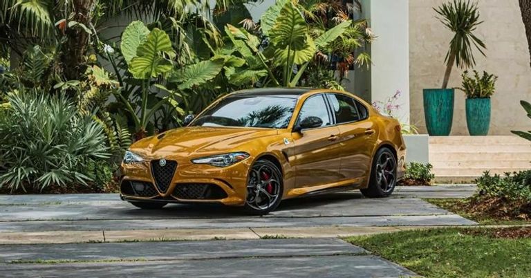 طراز Alfa Romeo Giulia QV  طراز Cadillac CT4-V Blackwing