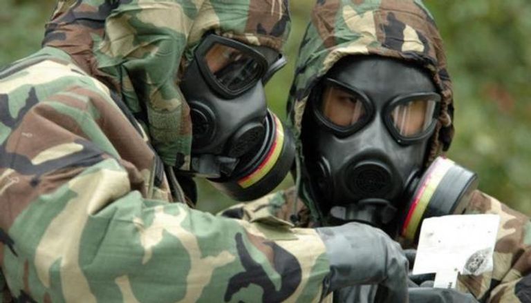 جنود يرتدون أقنعة واقية من الأسلحة البيولوجية
