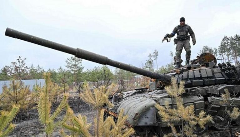 دبابة روسية مدمرة في شمال أوكرانيا- رويترز