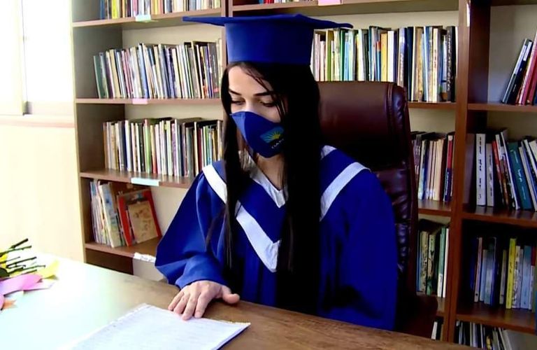 وزيرة العمل كويستان محمد والنزيلة الشابة خلال حفل التكريم