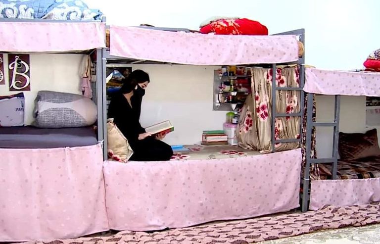 وزيرة العمل كويستان محمد والنزيلة الشابة خلال حفل التكريم