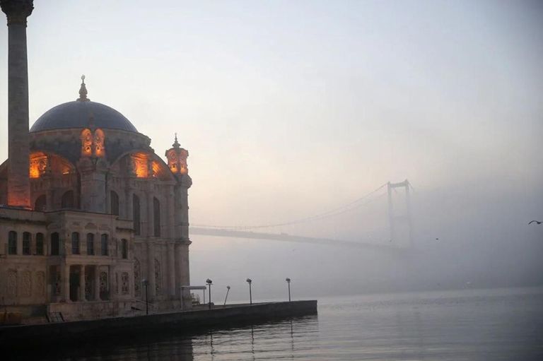 الضباب يخيم على مضيق البوسفور