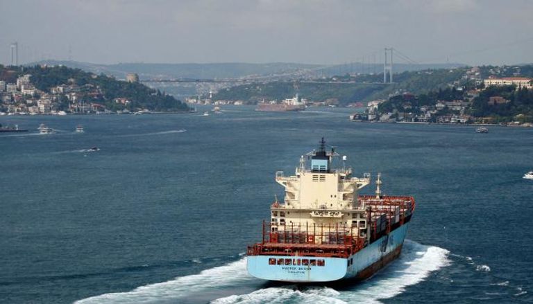 ناقلة نفط تمر عبر مضيق البوسفور إلى البحر الأسود في إسطنبول