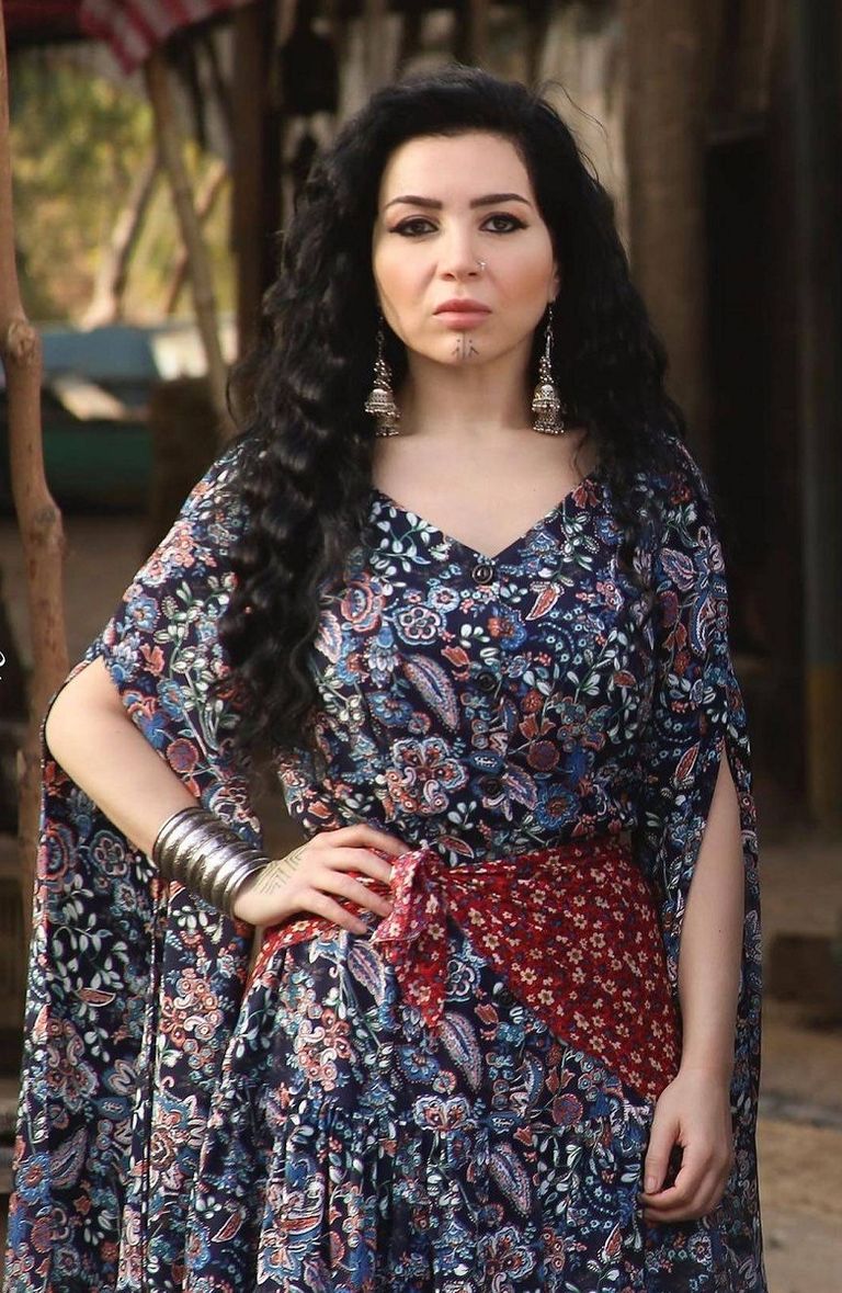 مي عز الدين في دور غجرية