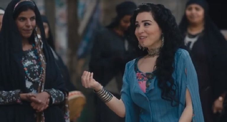 مي عز الدين في دور غجرية