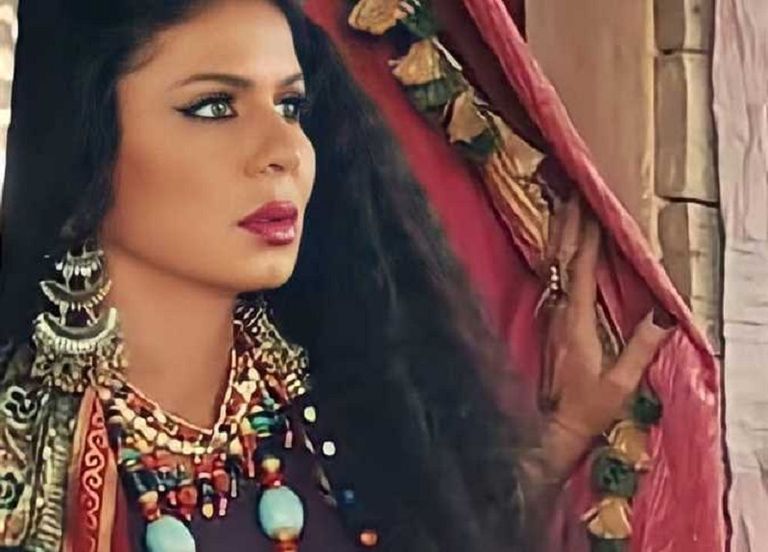 مي عز الدين في دور غجرية