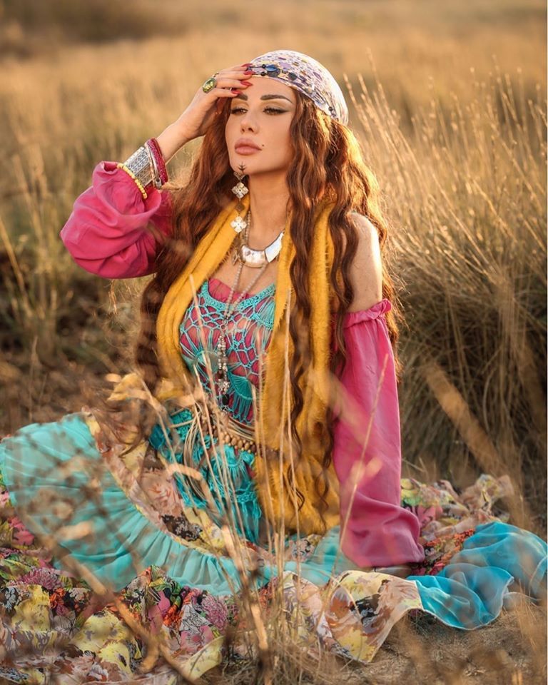 مي عز الدين في دور غجرية