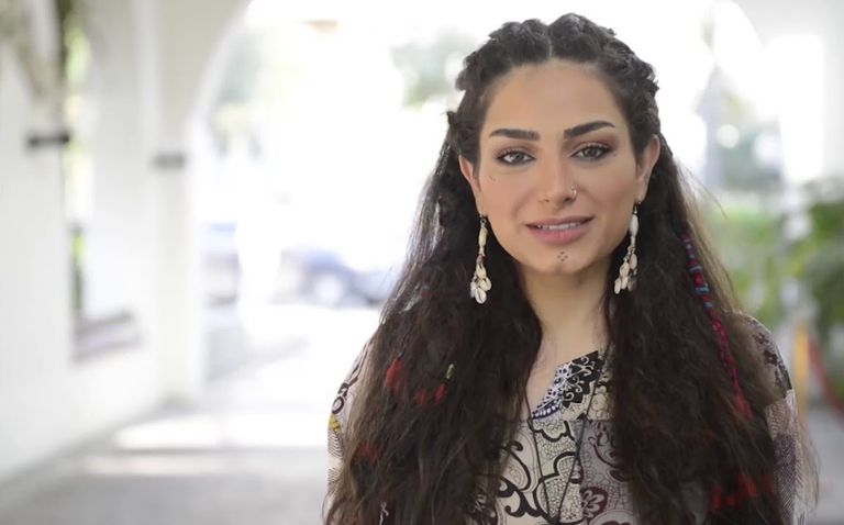 مي عز الدين في دور غجرية