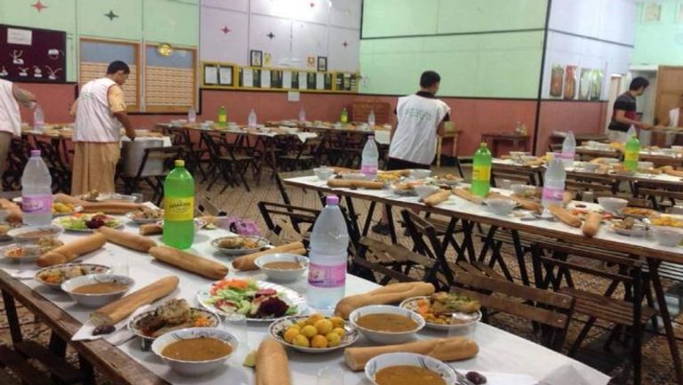 مطعم للرحمة بالجزائر صلاة التراويح بمسجد عبدالحميد بن باديس شرقي الجزائر