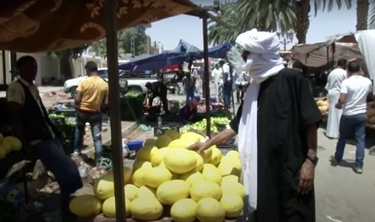 سوق بمدينة ورقلة الجزائرية صلاة التراويح بمسجد عبدالحميد بن باديس شرقي الجزائر