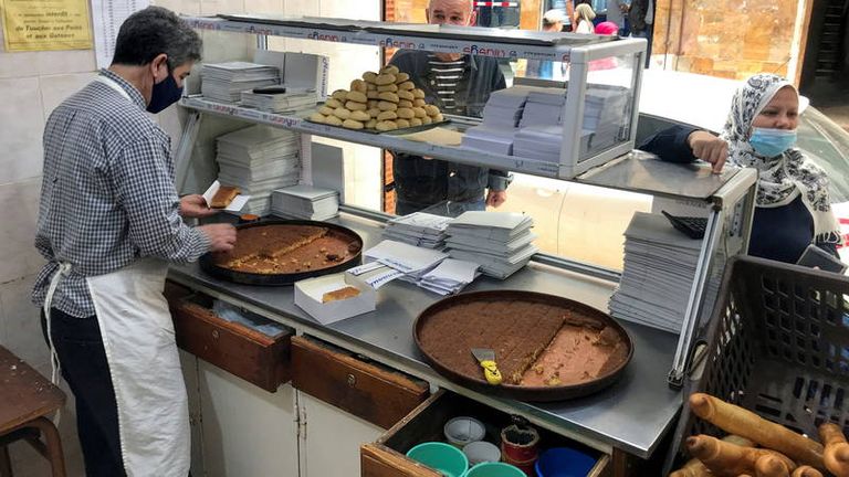 محل لبيع حلوى قلب اللوز في الجزائر صلاة التراويح بمسجد عبدالحميد بن باديس شرقي الجزائر