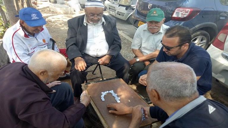 جزائريون يلعبون الدومينو صلاة التراويح بمسجد عبدالحميد بن باديس شرقي الجزائر