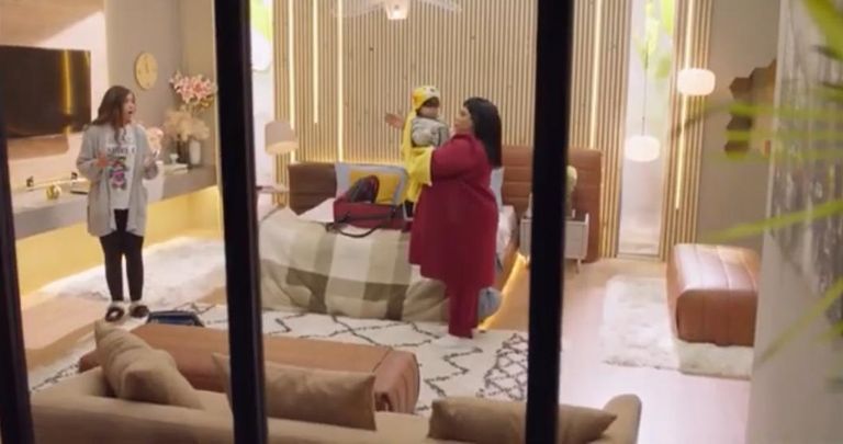 مشهد إعادة الطفل المخطوف لوالدته