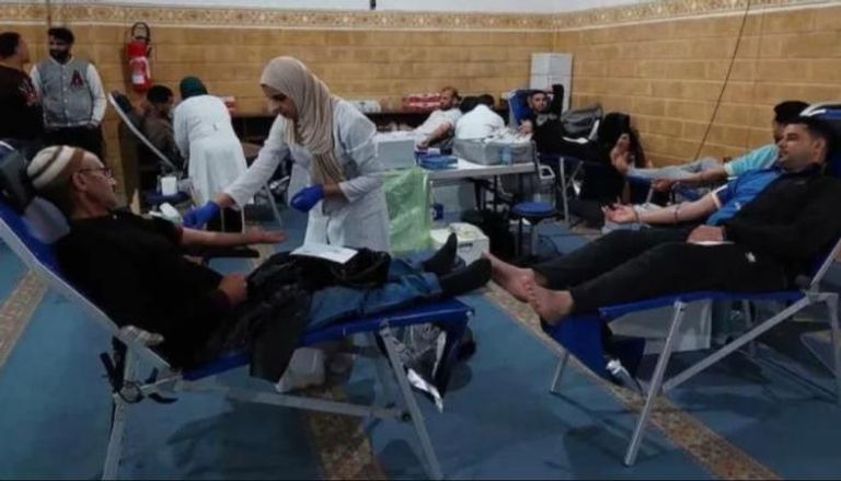 أشخاص يتبرعون بالدم داخل مسجد