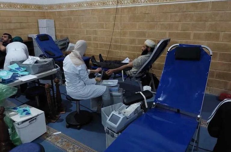 أشخاص يتبرعون بالدم داخل مسجد