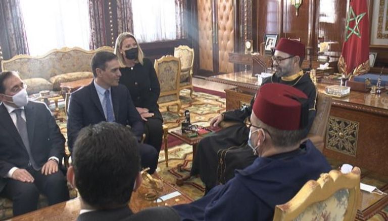 العاهل المغربي الملك محمد السادس خلال استقباله رئيس وزراء إسبانيا