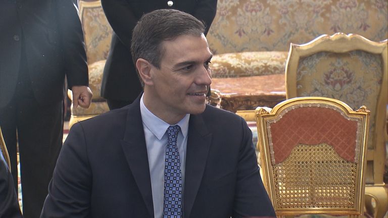 العاهل المغربي الملك محمد السادس خلال استقباله رئيس وزراء إسبانيا