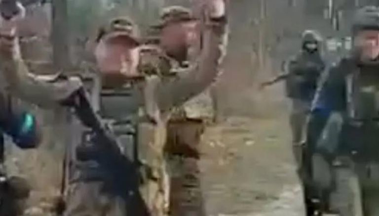 عجوز أوكراني يسير بجوار دبابة روسية مدمرة- رويترز