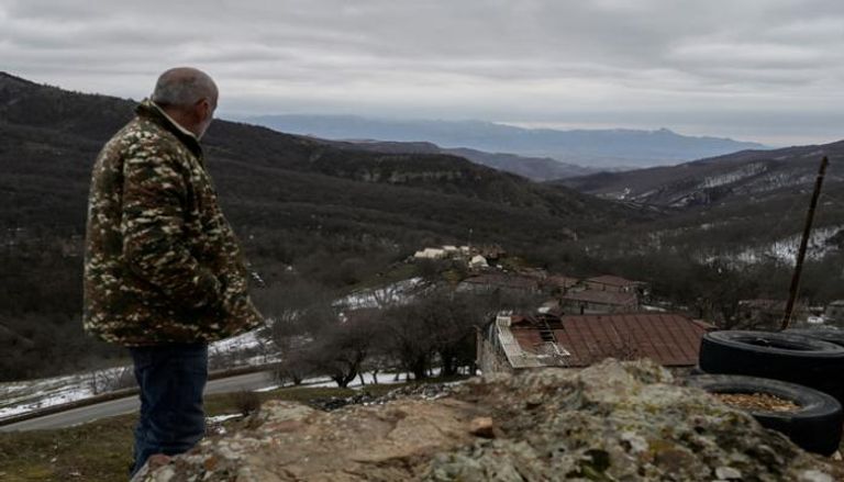أحد سكان قرية شورنوخ الأرمينية ينظر لمعسكر للجيش الأذري -أ. ف. ب