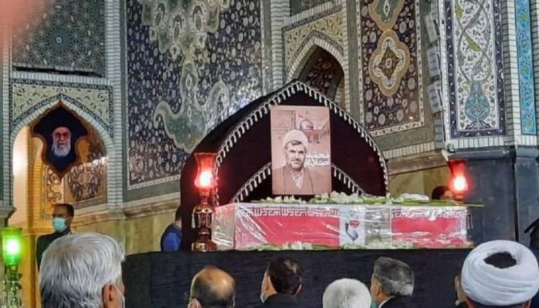 جانب من تشييع جنازة رجل الدين الإيراني الذي قتل في مشهد