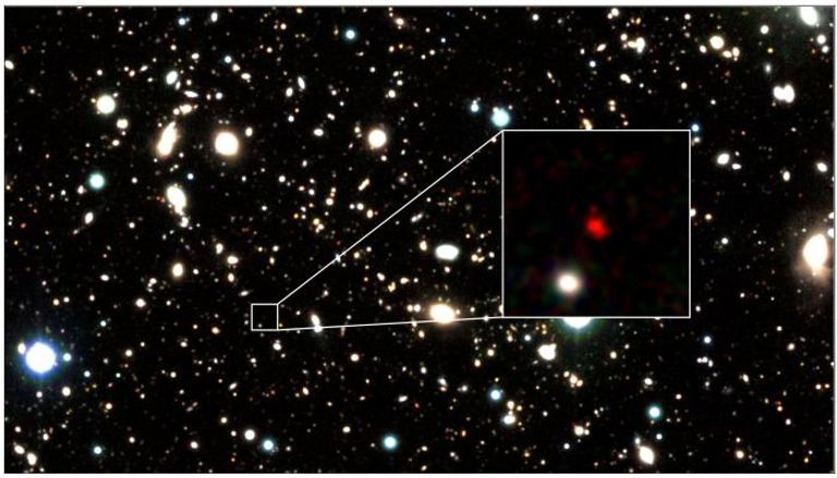 المجرة (HD1) تظهر باللون الأحمر في وسط الصورة المكبرة