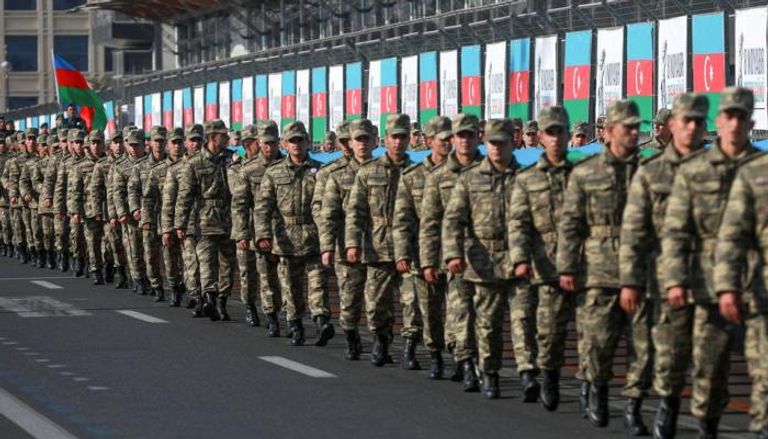 جنود أذريون يشاركون في مسيرة بمناسبة الذكرى السنوية لانتهاء حرب 2020 