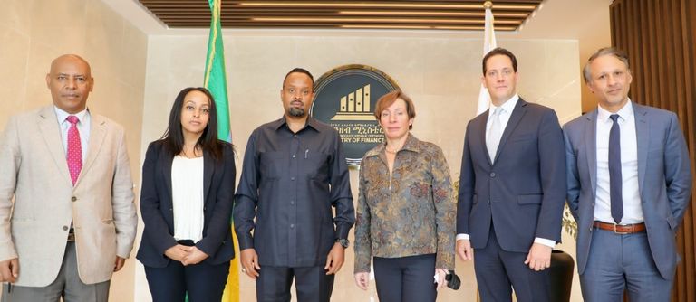 وزير المالية الإثيوبي أحمد شيدي مع مسؤولين أمريكيين في أديس أبابا