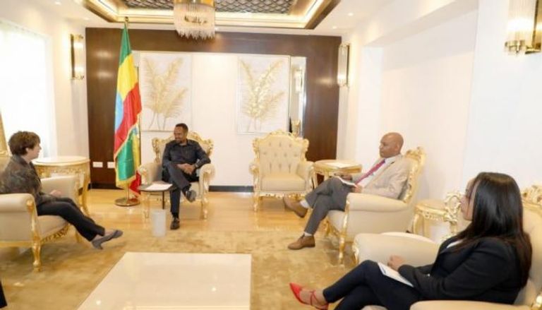 وزير المالية  الإثيوبي أحمد شيدي مع مسؤولين أمريكيين في أديس أبابا