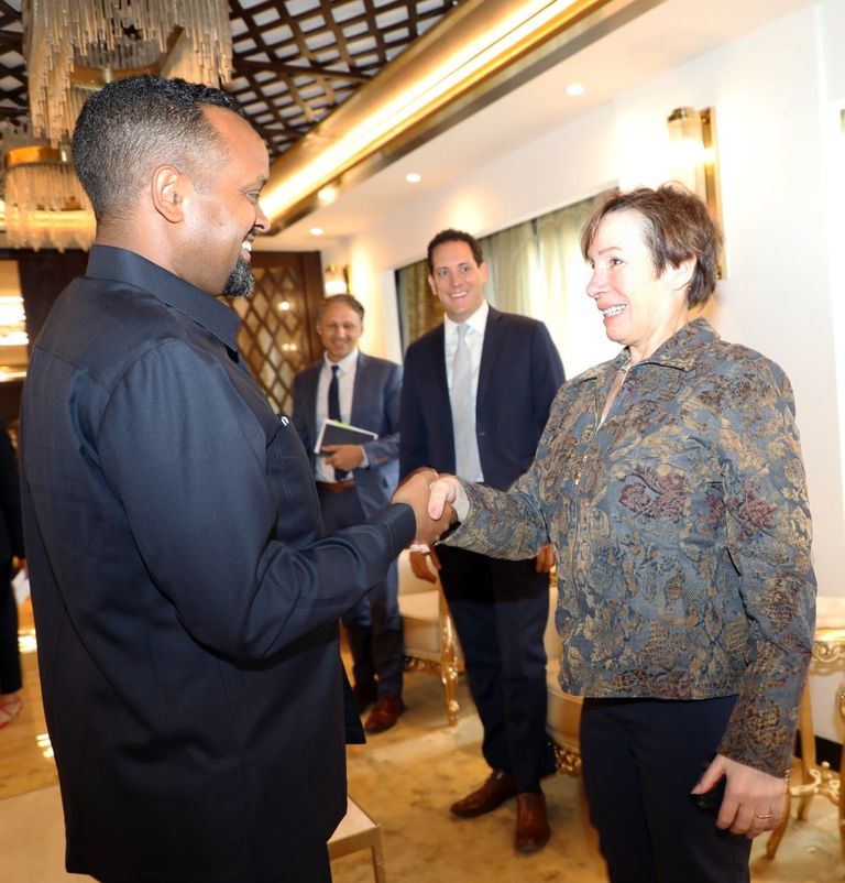 وزير المالية الإثيوبي أحمد شيدي مع مسؤولين أمريكيين في أديس أبابا