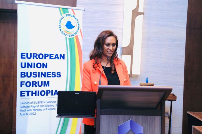 وزير المالية الإثيوبي أحمد شيدي مع مسؤولين أمريكيين في أديس أبابا