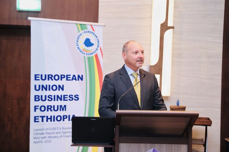 وزير المالية الإثيوبي أحمد شيدي مع مسؤولين أمريكيين في أديس أبابا