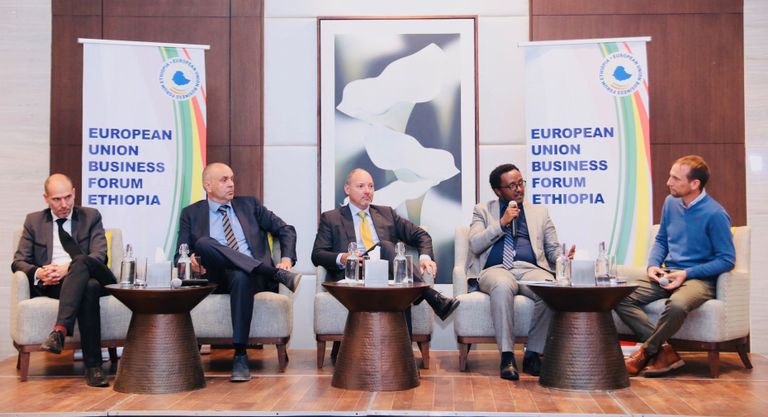 وزير المالية الإثيوبي أحمد شيدي مع مسؤولين أمريكيين في أديس أبابا