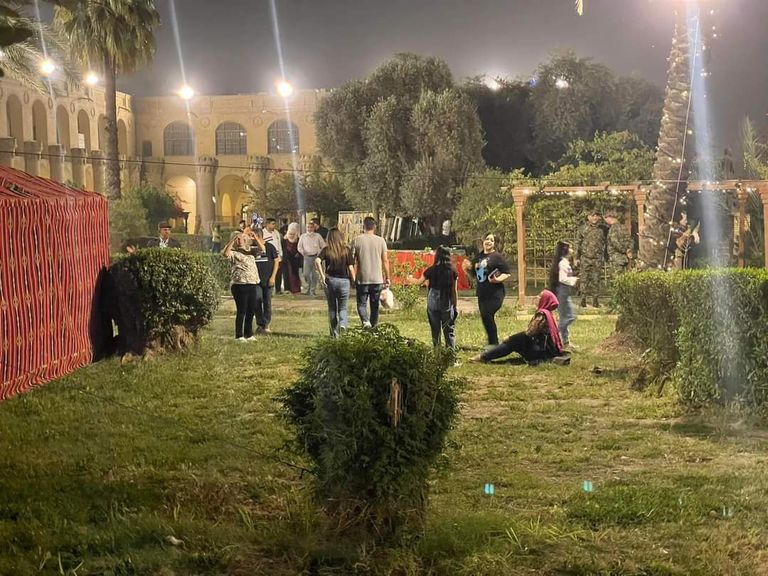 معرض فني عند حدائق القشلة وسط بغداد