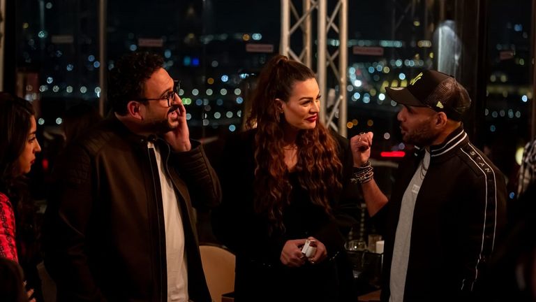 أكرم حسني يغني 