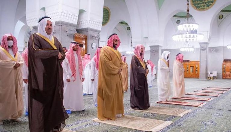 الأمير محمد بن سلمان يؤدي الصلاة في مسجد قباء