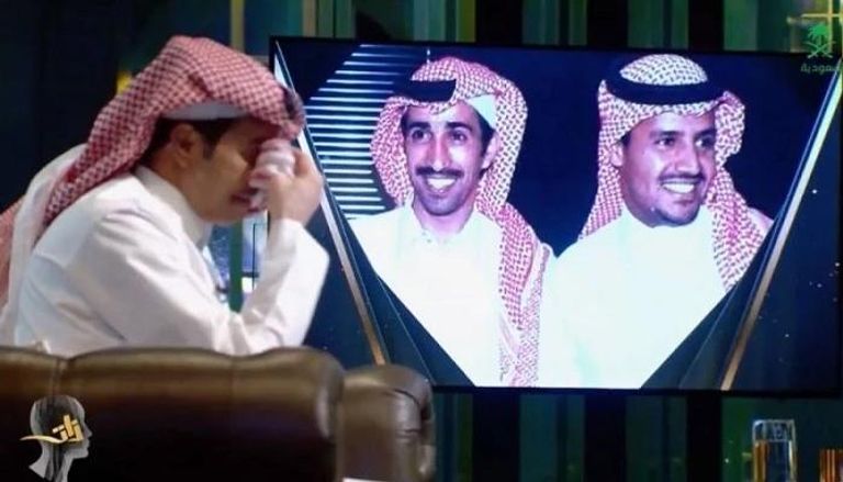 فايز المالكي يبكي على الهواء بسبب صورة.. ما القصة؟ (فيديو)