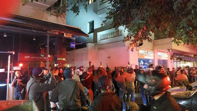 قوات إسرائيلية تمشط تل أبيب بحثا عن المسلح