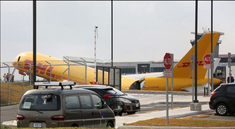 انقسام طائرة شحن إلى جزأين خلال هبوط اضطراري في كوستاريكا طائرة شحن تنشطر إلى جزأين في كوستاريكا