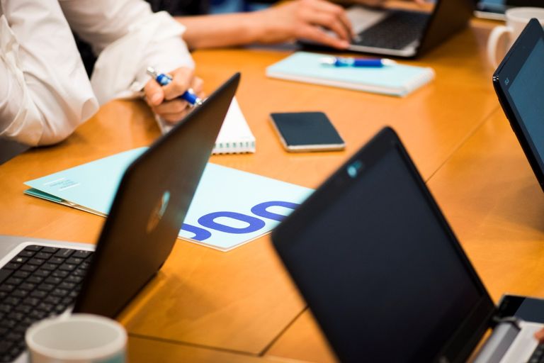 كيف تتجنب الهجمات الإلكترونية على المنزل؟ العمل من المنزل