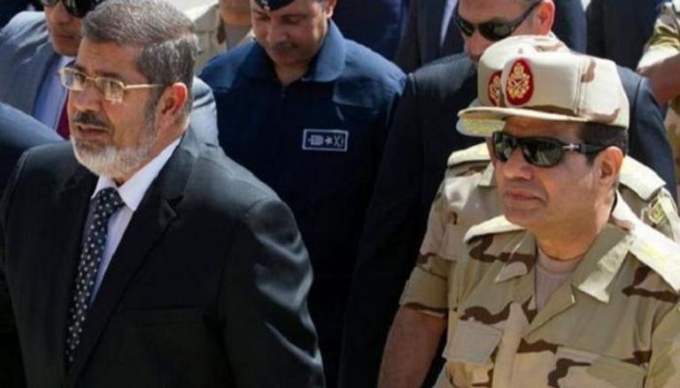 السيسي حين كان وزيرا للدفاع والرئيس الإخواني السابق محمد مرسي