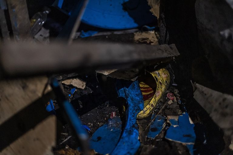 سكان في صدمة عقب الانفجار- أ ف ب