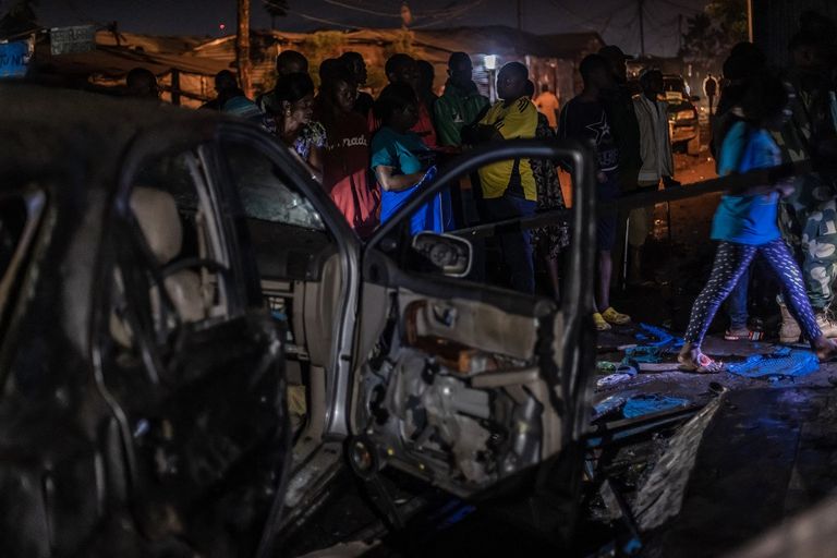 سكان في صدمة عقب الانفجار- أ ف ب