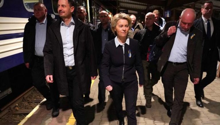 رئيسة المفوضية الأوروبية في طريقها إلى القطار