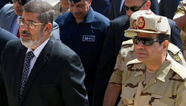 السيسي عندما كان وزيرا للدفاع والرئيس الإخواني السابق محمد مرسي