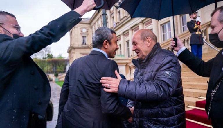 عبدالله بن زايد يلتقي وزير خارجية فرنسا في باريس