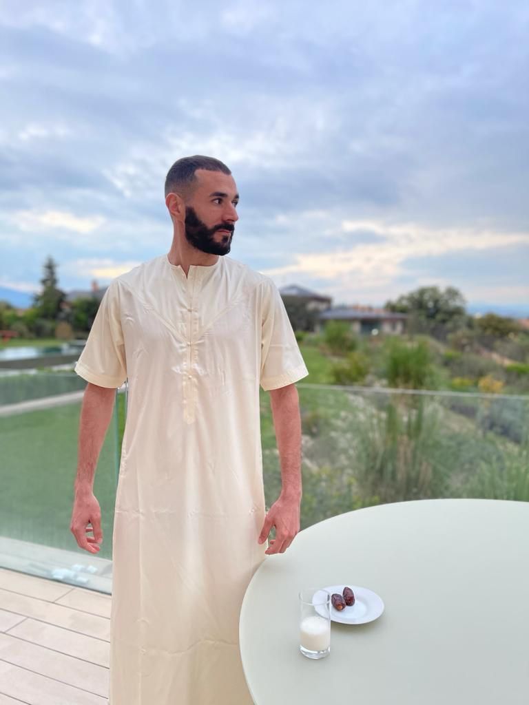 كريم بنزيما يستعد للإفطار في رمضان بالتمر كريم بنزيما